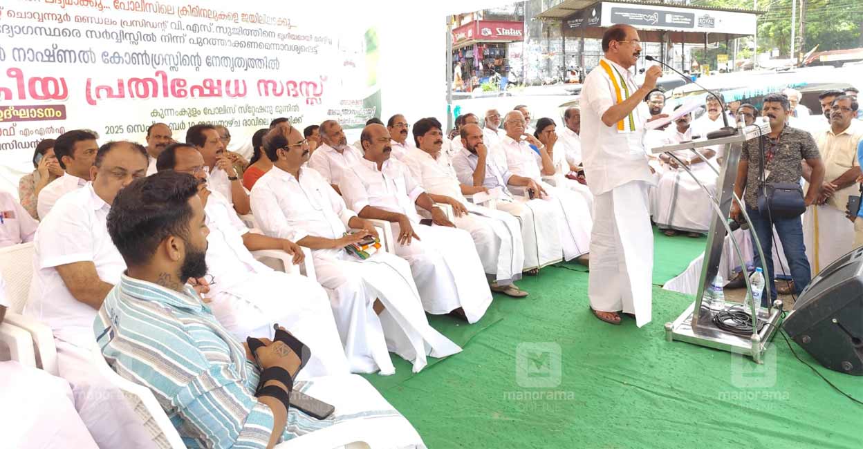 പൊലീസ് മർദനമേറ്റ സുജിത്തിന് വിവാഹ സമ്മാനം; വേദിയിൽ സ്വർണമാല ഊരി നൽകി ഡിസിസി പ്രസിഡന്റ്