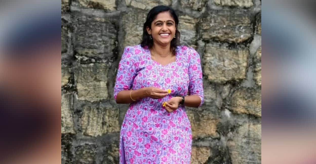 പിണങ്ങിയ ഭാര്യയെ വീട്ടിലെത്തി കൂട്ടിക്കൊണ്ടു പോയി, പിന്നാലെ തൂങ്ങി മരിച്ച നിലയിൽ; മകൾ ആത്മഹത്യ ചെയ്യില്ലെന്ന് കുടുംബം