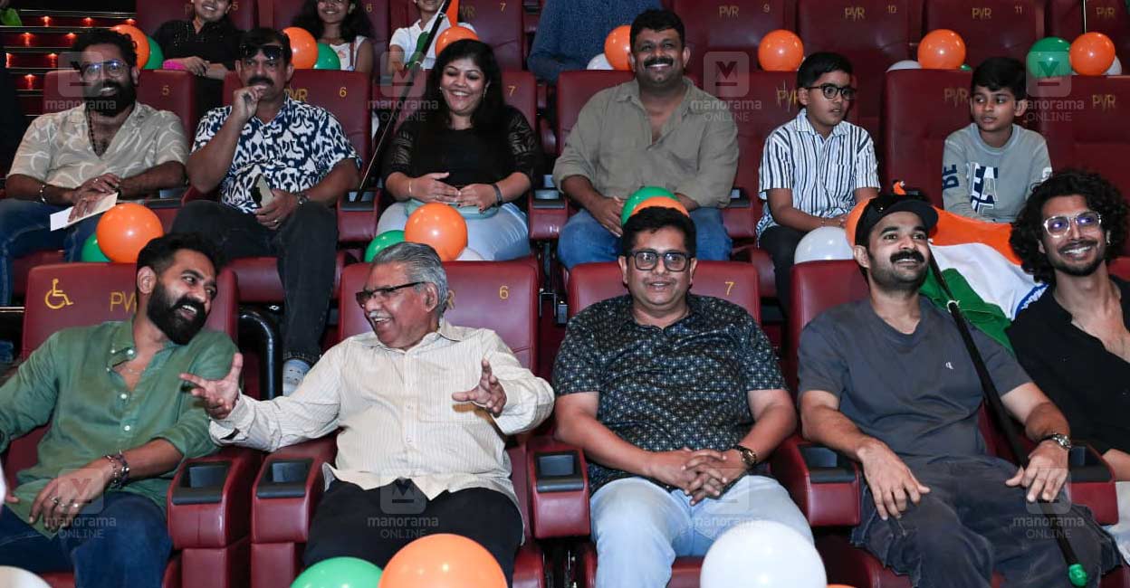 ഇന്ത്യ– പാക്കിസ്ഥാൻ പോരാട്ടം ബിഗ് സ്ക്രീനിൽ, ആരാധകർക്കൊപ്പം കളി കണ്ട്് ആസിഫ് അലിയും ജീത്തു ജോസഫും