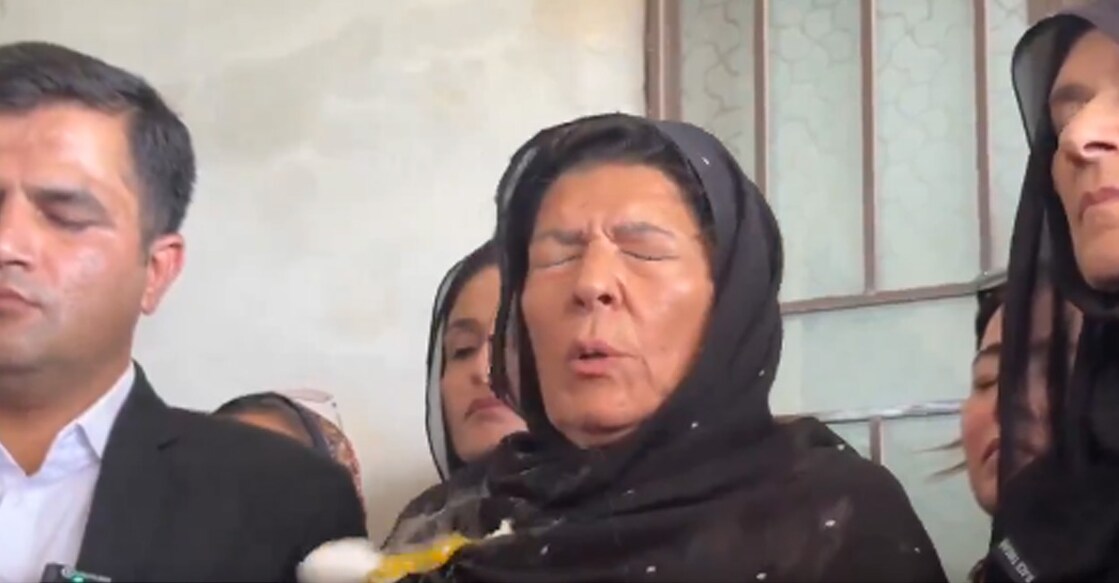 ജയിലിനു പുറത്ത് ഇമ്രാൻ ഖാന്റെ സഹോദരിക്കു നേരെ മുട്ടയേറ്; രണ്ടു സ്ത്രീക ...