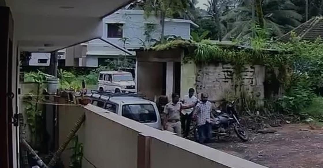 കുമ്പളയിൽ യുവാവിനെ പൊലീസ് മർദിക്കുന്നതിന്റെ സിസിടിവി ദൃശ്യം.