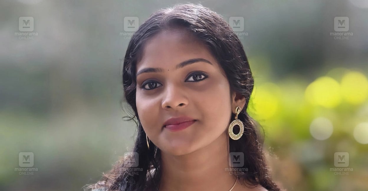 ‘അസഭ്യം പറഞ്ഞ് ഓടി, അങ്ങനെ വിടാൻ പറ്റുമോ?’: തള്ളിയിട്ട് പരുക്കേറ്റിട്ടും അക്രമിയെ ഓടിപ്പിടിച്ചു; വീണയുടേത് സിനിമാസ്റ്റൈൽ ചേസിങ്