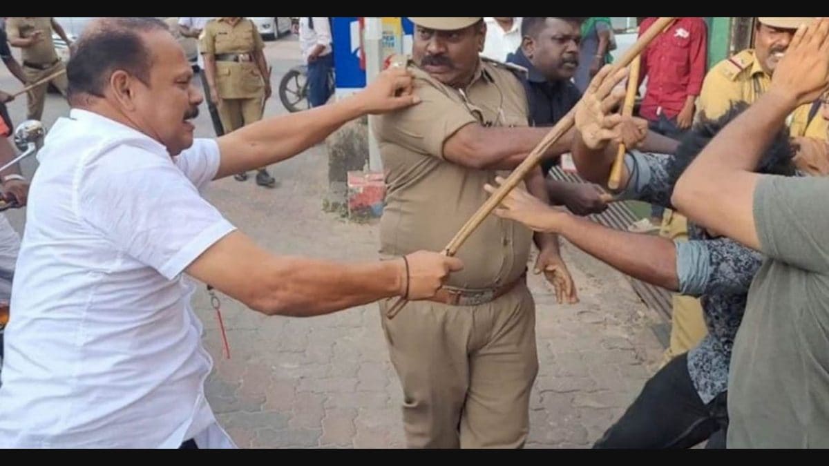 നവകേരള യാത്രയ്ക്കിടയിലെ 'രക്ഷാപ്രവർത്തനം'; അകമ്പടി സേനയിലെ 3 പേർകൂടി പ്രതികൾ – Navakerala Yathra | Gunman | Pinarayi Vijayan | Youth Congress | KSU | Police | AD Thomas | Manorama Online ...