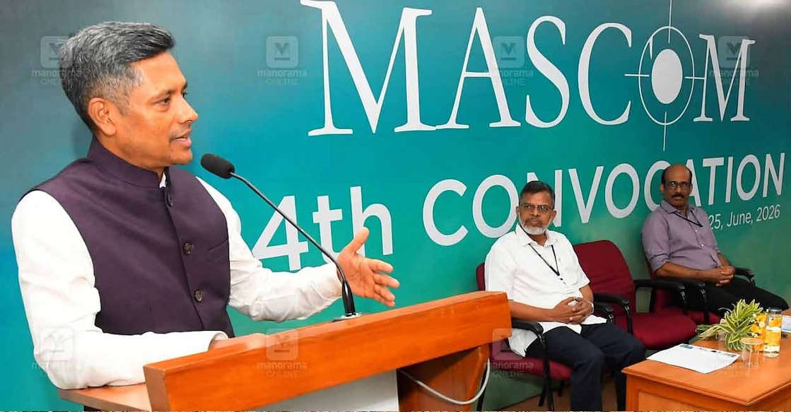 Manorama School of Communication (MASCOM) 24th batch, Secretary to the Chief Minister Ratan U. Kelkar delivers a speech. Mascom Director V.M.Rajasekhar and Assistant Director S.Radhakrishnan are nearby. Image: Manorama