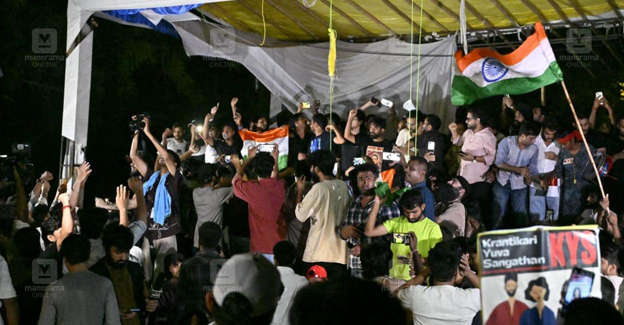 ഡൽഹിയിൽ കോക്രോച്ച് ജനതാ പാർട്ടി നടത്തിയ പാർലമെൻറ് മാർച്ചിനെത്തുടർന്ന്  ജന്തർ മന്തറിലെ  സമരപ്പന്തൽ പൊളിച്ചത് ,  രാത്രിയിൽ തിരിച്ചെത്തിയ പ്രവർത്തകർ വീണ്ടെടുത്തപ്പോൾ. (ചിത്രം: ജോസ്‌കുട്ടി പനയ്ക്കൽ/ മനോരമ)