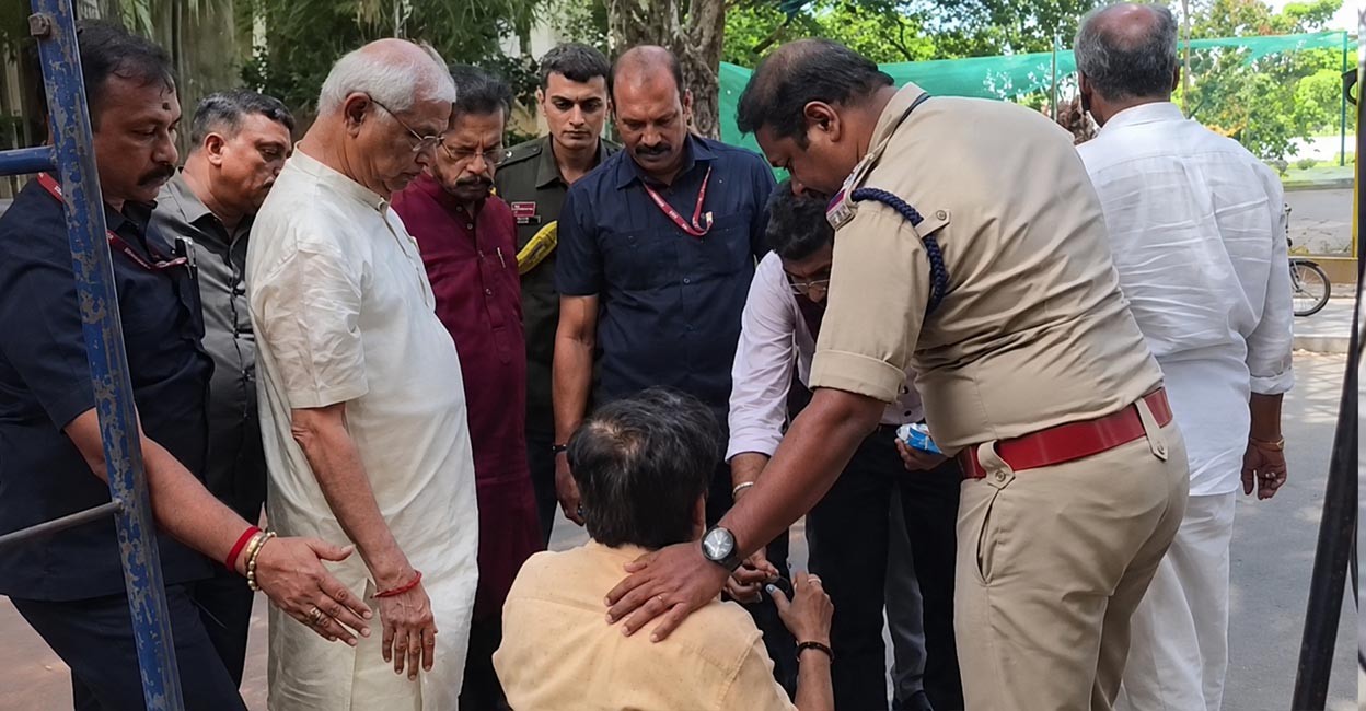 केरल के राज्यपाल ने सड़क पर गिरे राहगीर की मदद के लिए रोका अपना काफिला