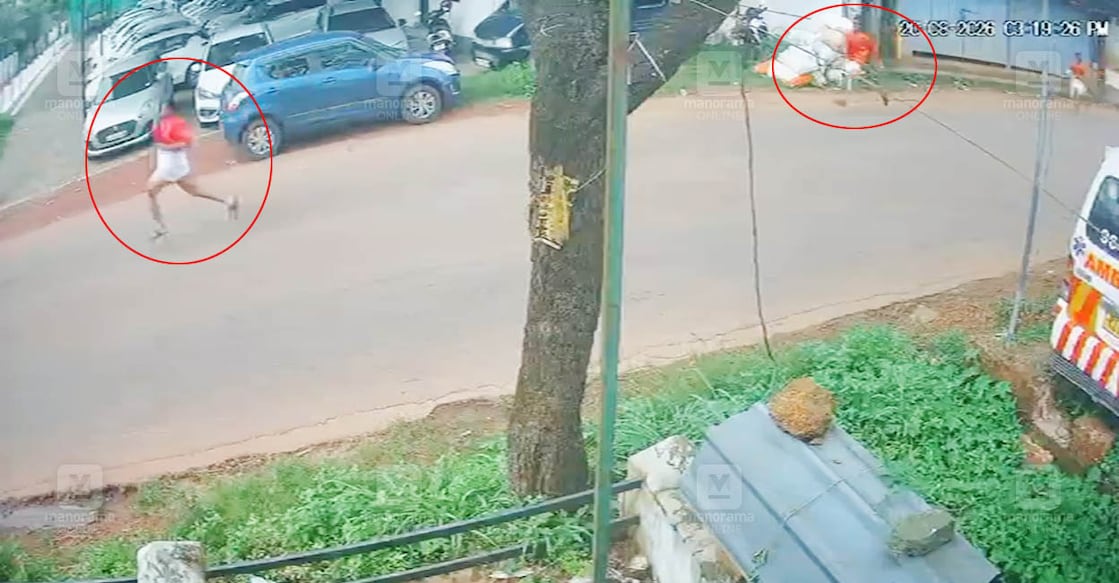 വിദ്യാർഥികൾ കാറിൽനിന്ന് ഇറങ്ങി ഓടുന്നതിന്റെ സിസിടിവി ദൃശ്യത്തിൽനിന്ന്.