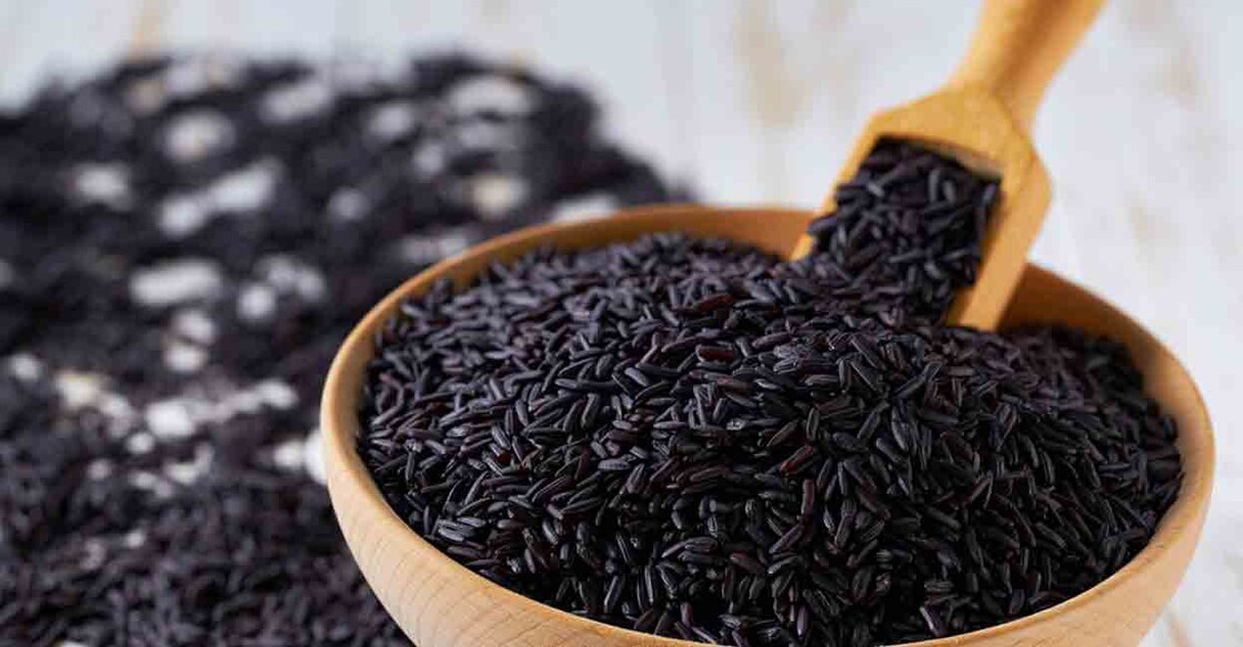 ഈ ചോറിന് അണ്ടിപ്പരിപ്പിന്റെ രുചിയാണ്; കറുത്ത അരി വേവിച്ചാൽ പർപ്പിൾ നിറം ...