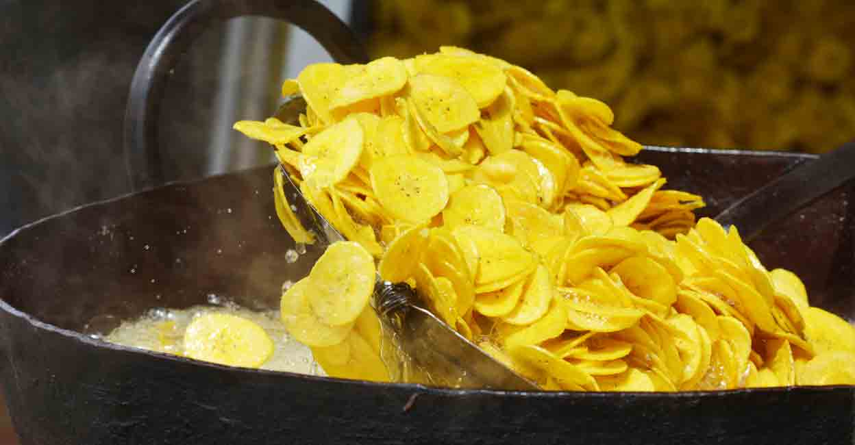 ഏത്തക്കായ വറുക്കുമ്പോൾ പാളിപോകാറുണ്ടോ? ക്രിസ്പിയാകാൻ ഈ ട്രിക്ക് പരീക്ഷിക്കൂ
