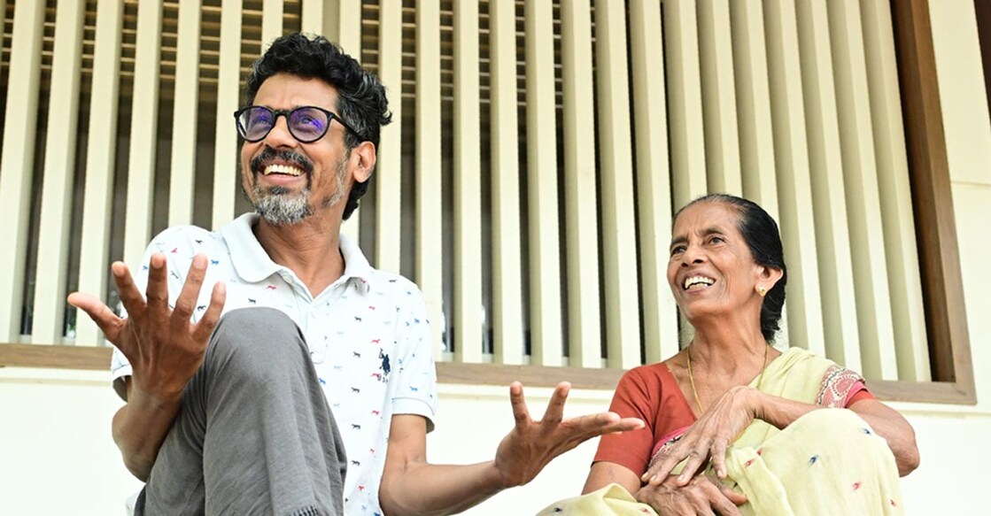 എഴുത്തുകാരൻ വിനോയ് തോമസ് അമ്മ ഏലിയാമ്മയ്ക്കൊപ്പം. ചിത്രം: മനോരമ