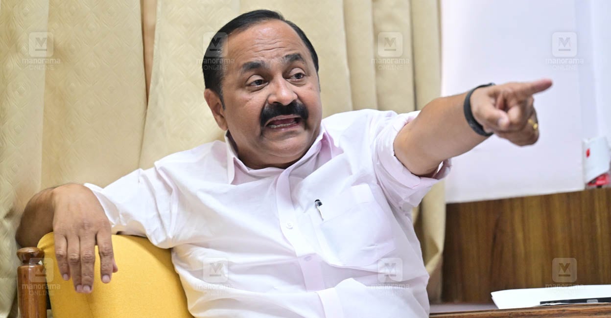 ‘എന്നെ എന്തിനാണ് ആക്രമിക്കുന്നത്? സസ്പെൻഷൻ ഞാൻ   ഒറ്റയ്ക്കെടുത്ത തീരുമാനമല്ല': വി.ഡി.സതീശൻ