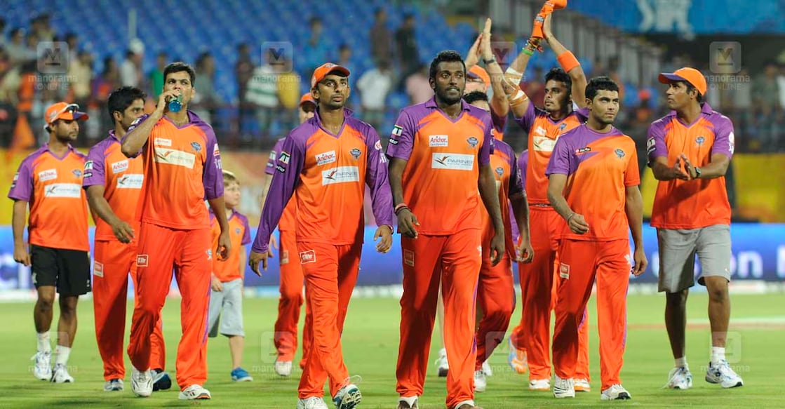   Kochi Tuskers Kerala squad  rounding the stadium aft  the lucifer  against  Kolkata Knight Riders during the IPL- 4 play   cricket lucifer  successful  Kochi Jawaharlal Nehru planetary   stadium . Raiphi Gomez and Prasanth Parameswaran  are successful  the beforehand   presumption   @ Josekutty Panackal