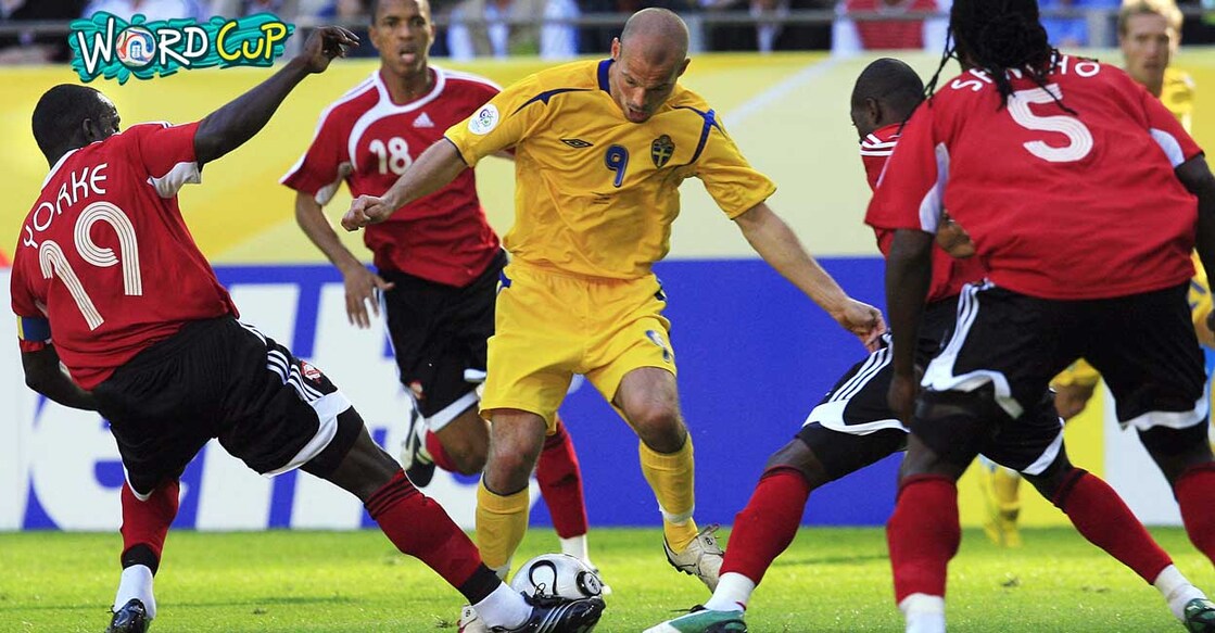 Swedish midfielder Freddie Ljungberg (C) vies with Trinidad and Tobago's forward Dwight Yorke (L) and teammate defender Brent Sancho during the 2006 World Cup group B football game Trinidad and Tobago vs. Sweden, 10 June 2006 at Dortmund stadium. AFP PHOTO / SVEN NACKSTRAND (Photo by SVEN NACKSTRAND / AFP)