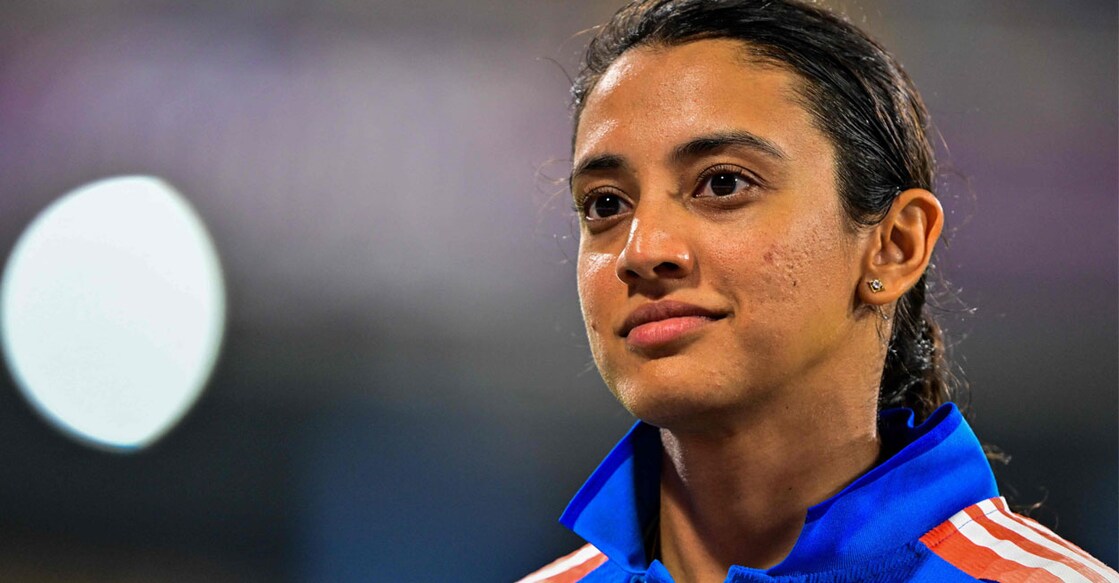  വനിതാ ഏകദിന ലോകകപ്പിൽ ഇന്ത്യ– പാക്കിസ്ഥാൻ മത്സരത്തിനിടെ ഇന്ത്യൻ താരം സ്മൃതി മന്ഥന (Photo by Ishara S. KODIKARA / AFP)