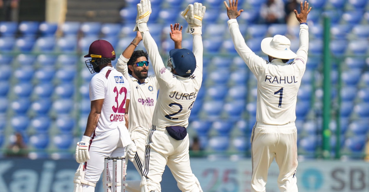   രണ്ടാം ടെസ്റ്റിന്റെ രണ്ടാം ഇന്നിങ്സിൽ സെഞ്ചറി നേടിയ വെസ്റ്റിൻഡീസ് ബാറ്റർ  ജോൺ കാംബെലിന്റെ വിക്കറ്റെടുത്ത ഇന്ത്യൻ താരം രവീന്ദ്ര ജഡേജയെ അഭിനന്ദിക്കുന്ന സഹതാരങ്ങൾ.  (PTI Photo/Shahbaz Khan) 