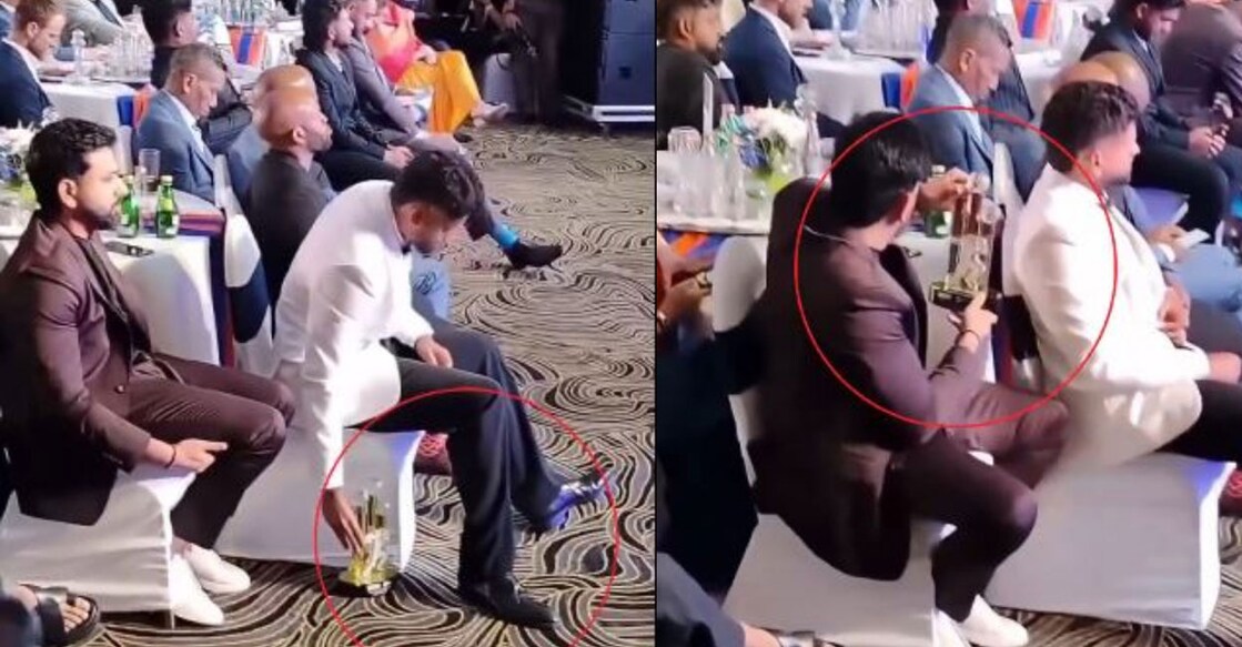 ശ്രേയസ് അയ്യരുടെ മൊമന്റോ മേശയുടെ മുകളിലേക്കു വയ്ക്കുന്ന രോഹിത് ശർമ