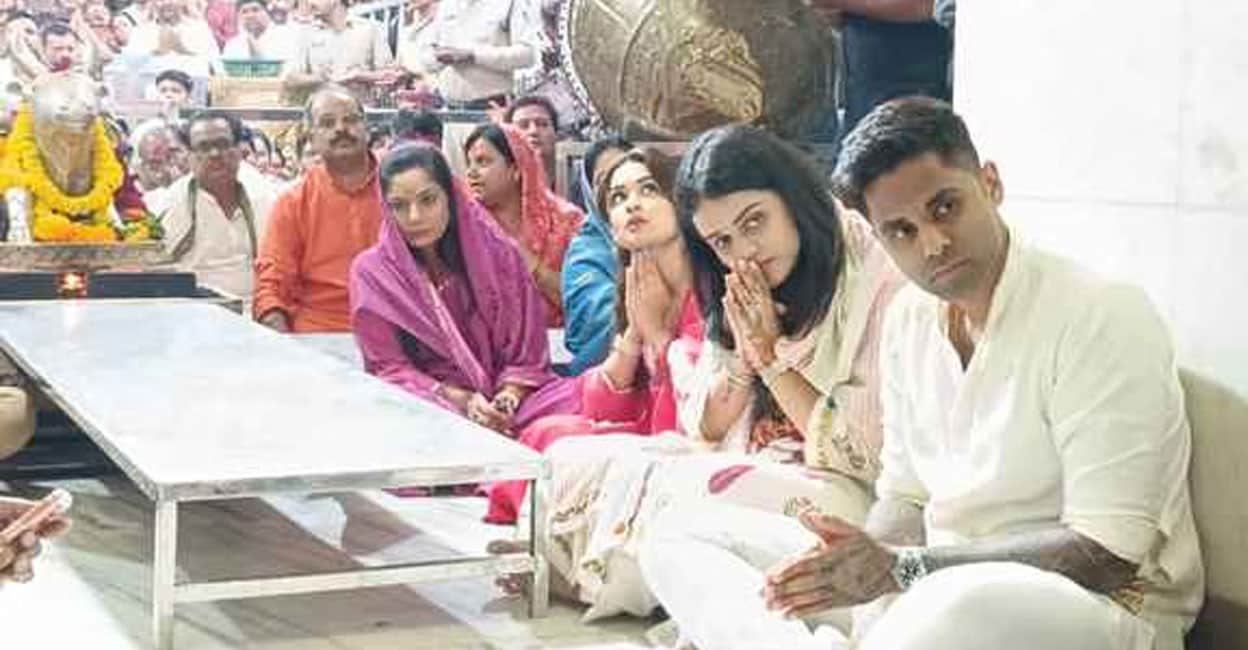 ഉജ്ജയിനിലെ ശ്രീ മഹാകാലേശ്വർ ക്ഷേത്രത്തിൽ ദർശനം നടത്തി സൂര്യകുമാർ യാദവ്, ആരതിയിൽ പങ്കെടുത്തു– വിഡിയോ