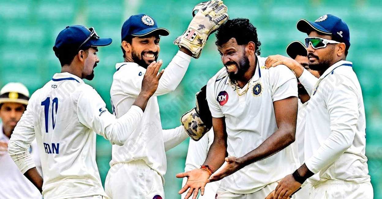 വിറപ്പിച്ചു! 18 റൺസിനിടെ 5 വിക്കറ്റ്; രഞ്ജി ട്രോഫി ഒന്നാം ദിനത്തിൽ മഹാരാഷ്ട്രയെ വിറപ്പിച്ച് കേരളം