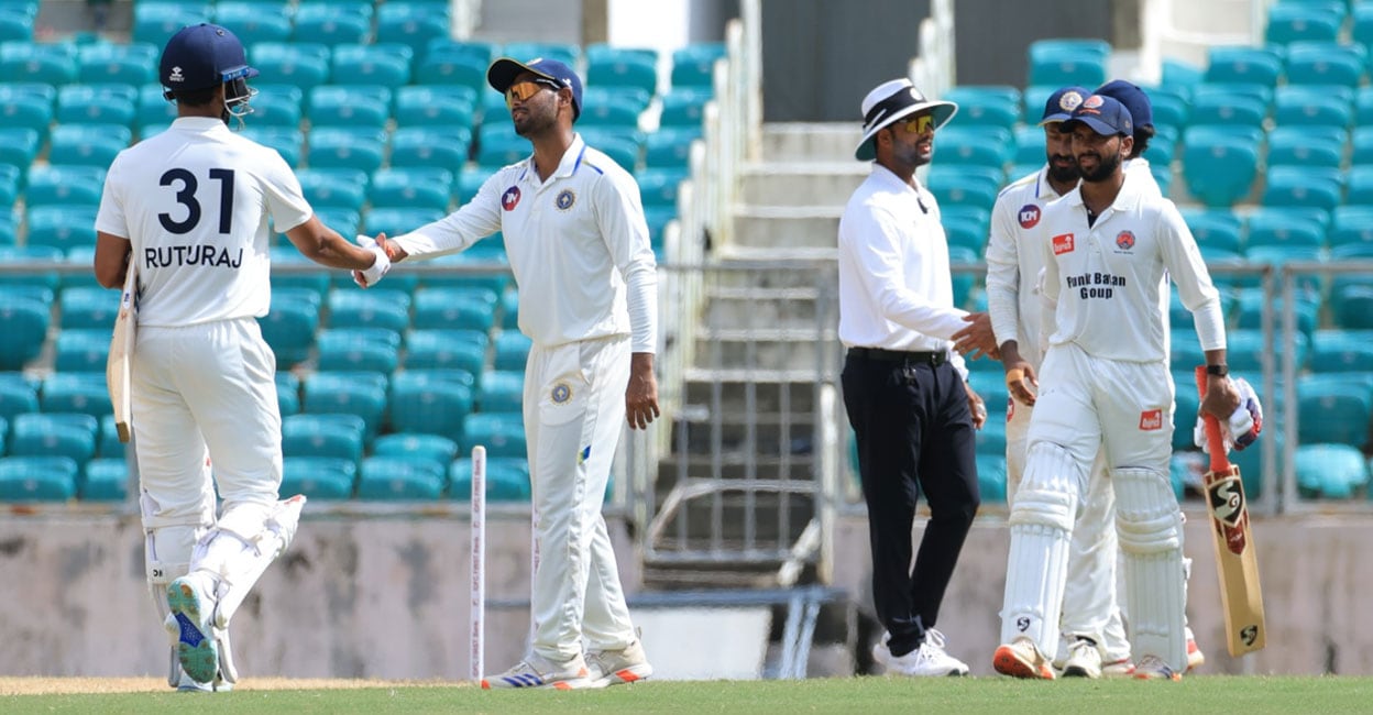 രക്ഷയില്ല, നങ്കൂരമിട്ട് സിദ്ധേഷും ഗെയ്‌ക്‌വാദും; സമനിലയ്‌ക്ക് ‘കൈകൊടുത്ത്’ കേരളം; കളിയിലെ താരമായി ഋതുരാജ് ഗെയ്ക്‌വാദ്