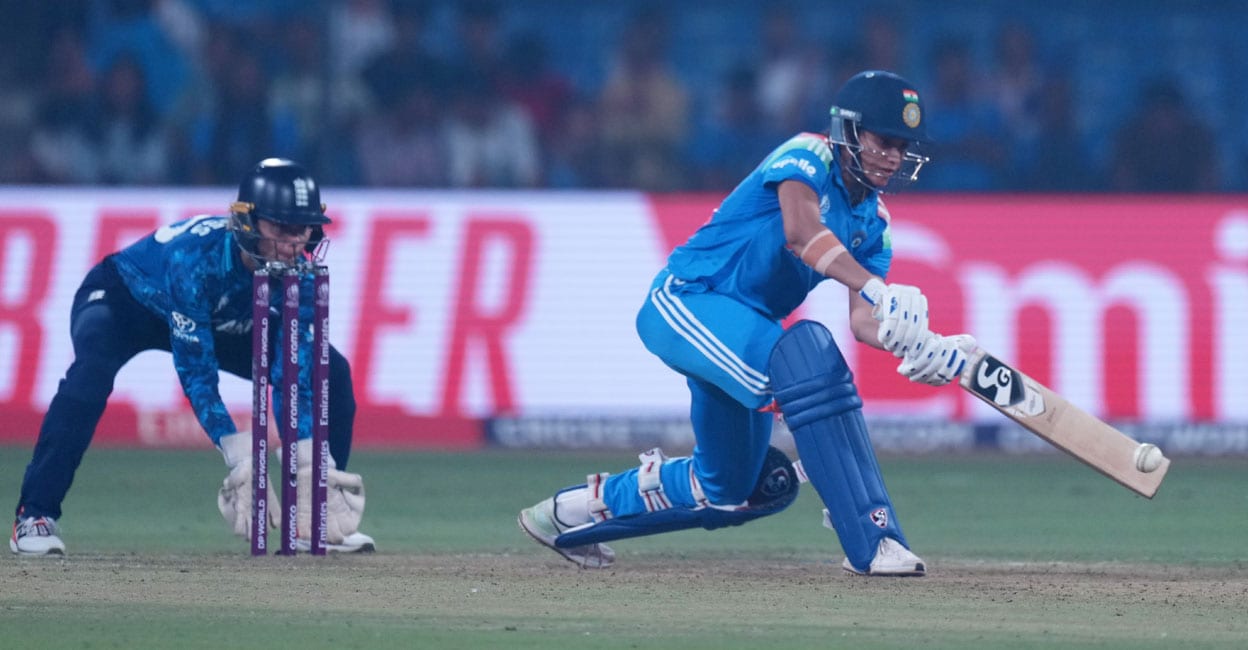 സ്മൃതി (88), ഹർമൻപ്രീത് (70), ദീപ്തി (50); പോരാട്ടവീര്യം ഇന്ത്യയെ തുണച്ചില്ല; ഇംഗ്ലണ്ടിന് മുന്നിൽ വെറും 5 റൺസ് അകലെ വീണു