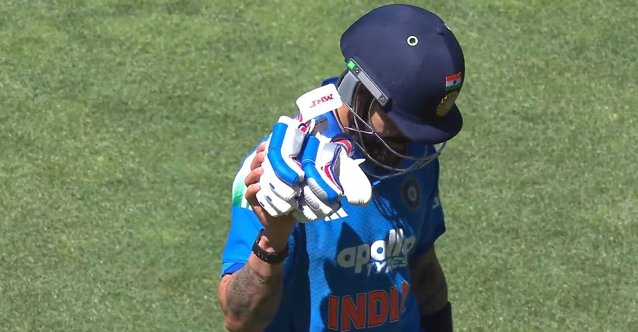 കരിയറിൽ ആദ്യമായി തുടർച്ചയായ ‘ഡക്ക്’, കാണികളെ ഗ്ലൗസ് ഉയർത്തി അഭിവാദ്യം ചെയ്ത് കോലി; ഇതു വിടവാങ്ങൽ? – വിഡിയോ