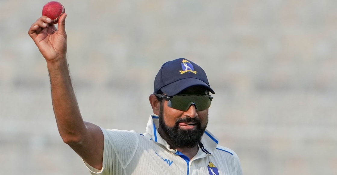 
ഗുജറാത്തിനെതിരായ രഞ്ജി ട്രോഫി ക്രിക്കറ്റ് മത്സരത്തിൽ രണ്ടാം  ഇന്നിങ്സിൽ അഞ്ച് വിക്കറ്റ് വീഴ്ത്തിയ ബംഗാൾ താരം മുഹമ്മദ് ഷമി, ബോളുമായി കാണികളെ അഭിവാദ്യം ചെയ്യുന്നു. (PTI Photo/Swapan Mahapatra)
