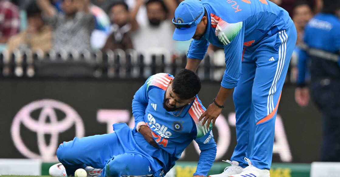 ഓസ്ട്രേലിയയ്ക്കെതിരായ മൂന്നാം ഏകദിനത്തിനിടെ പരുക്കേറ്റു വീണ ഇന്ത്യൻ താരം ശ്രേയസ് അയ്യർ. (Photo by Saeed KHAN / AFP)