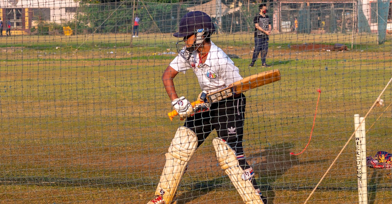 ബാറ്റിങ്ങിനിടെ കഴുത്തിൽ പന്തുകൊണ്ടു, നെറ്റ്സിൽ ബോധരഹിതനായി വീണ് കൗമാരതാരം; വെന്റിലേറ്ററിൽ