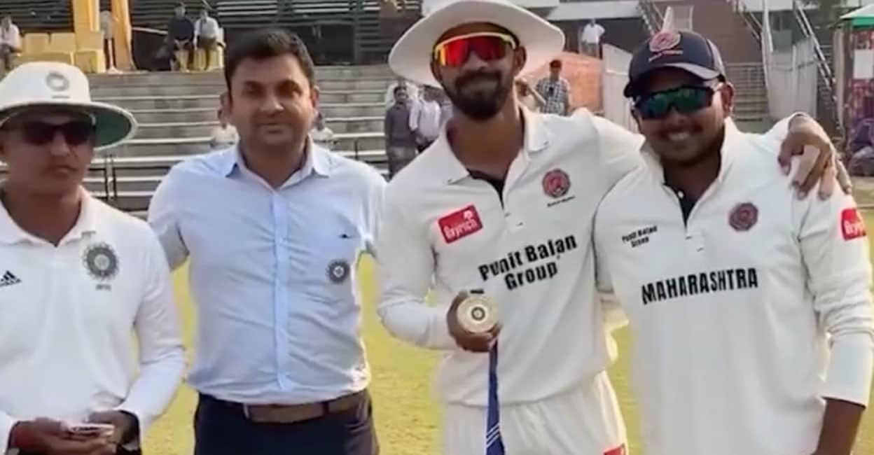 ഡബിൾ സെഞ്ചറി നേടിയിട്ടും പൃഥ്വി ഷായ്ക്ക് ‘മാൻ ഓഫ് ദ് മാച്ച്’ ഇല്ല, പുരസ്കാരം പങ്കുവച്ച് ഋതുരാജ്- വിഡിയോ