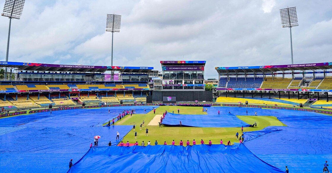 വനിതാ ഏകദിന ലോകകപ്പിൽ ഓസ്ട്രേലിയ– ശ്രീലങ്ക മത്സരത്തിനു മുൻപ് കൊളംബോ പ്രേമദാസ സ്റ്റേഡിയം മഴയെ തുടർന്നു മൂടിയിട്ടപ്പോൾ. മഴ തോരാത്തതിനാൽ മത്സരം ഉപേക്ഷിച്ചു. (Photo by Ishara S. KODIKARA / AFP)




