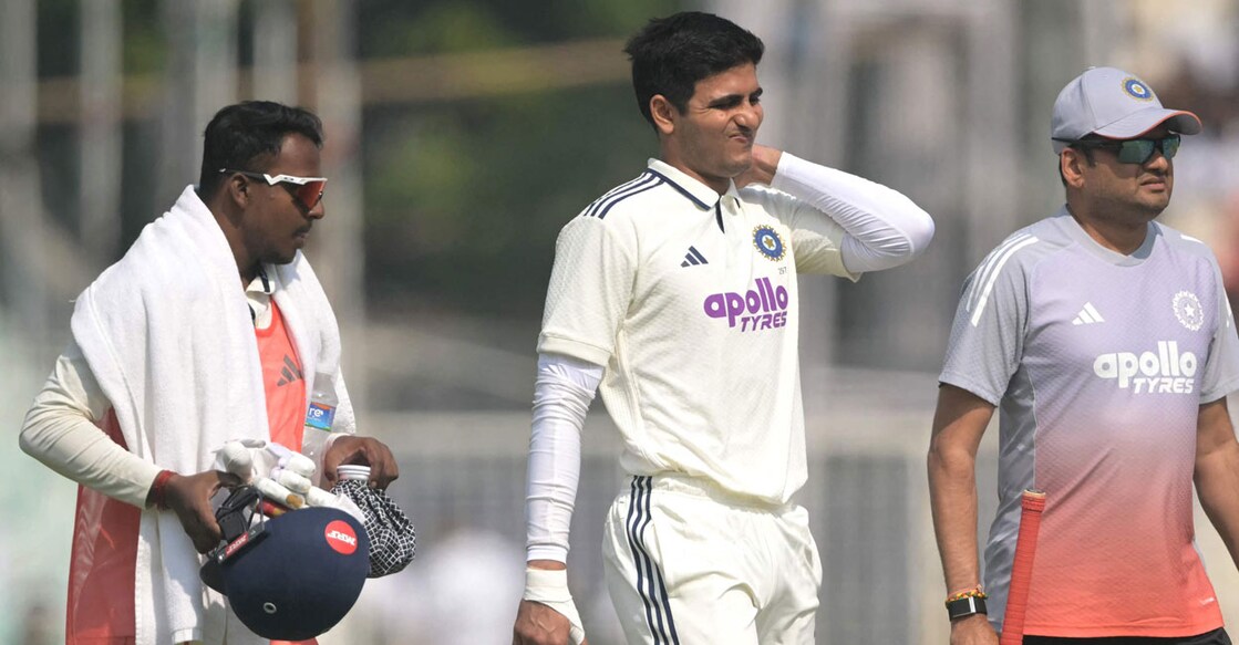 ദക്ഷിണാഫ്രിക്കയ്ക്കെതിരായ ആദ്യ ടെസ്റ്റിൽ ബാറ്റിങ്ങിനിടെ കഴുത്തിന് പരുക്കേറ്റ ഇന്ത്യൻ ക്യാപ്റ്റൻ ശുഭ്മൻ ഗിൽ മൈതാനം വിടുന്നു.  (Photo by DIBYANGSHU SARKAR / AFP)
