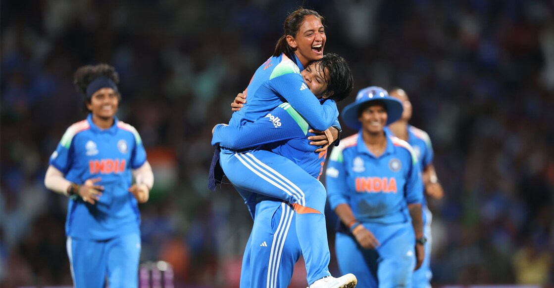 തിങ്ങിനിറഞ്ഞ നീലക്കടലിനെ സാക്ഷിയാക്കി ഏകദിനത്തിലെ കന്നി ലോകകപ്പ് കീരീടം സ്വന്തമാക്കി ഇന്ത്യൻ വനിതകൾ