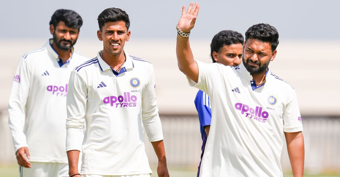 മത്സരശേഷം ഇന്ത്യ എ ടീം ക്യാപ്റ്റൻ ഋഷഭ് പന്ത് സഹതാരങ്ങൾക്കൊപ്പം. (PTI Photo/Shailendra Bhojak) 