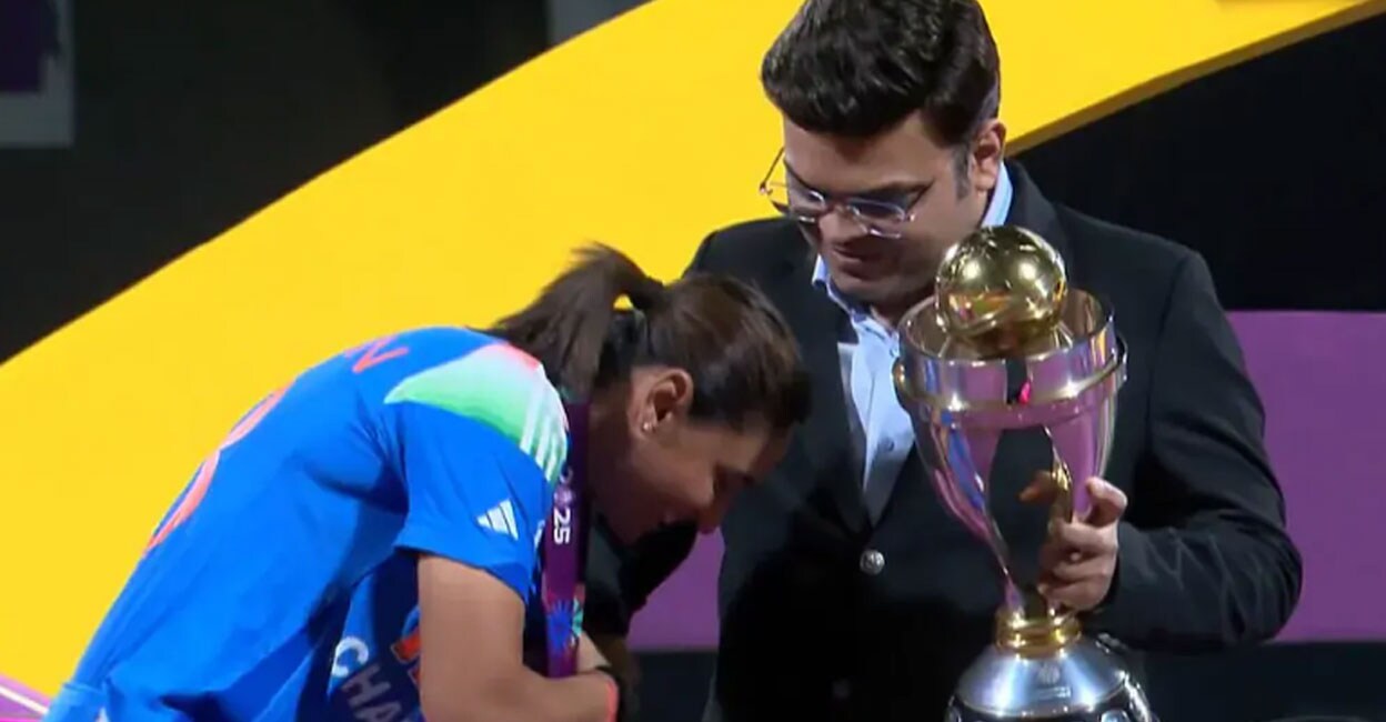 ട്രോഫി സ്വീകരിക്കാനെത്തിയപ്പോൾ ജയ് ഷായുടെ കാലിൽ തൊടാൻ ശ്രമിച്ച് ഹർമൻപ്രീത്; അരുതെന്ന് ഐസിസി ചെയർമാന്‍