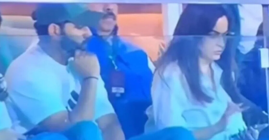വനിതാ ഏകദിന ലോകകപ്പ് ഫൈനൽ മത്സരത്തിനിടെ വിഐപി ബോക്‌സിലിരുന്ന രോഹിത് ശർമ, നിത അംബാനിയുടെ ഫോണിലേക്കു നോക്കുന്നു. (വിഡിയോ ദൃശ്യങ്ങളിൽനിന്ന്)