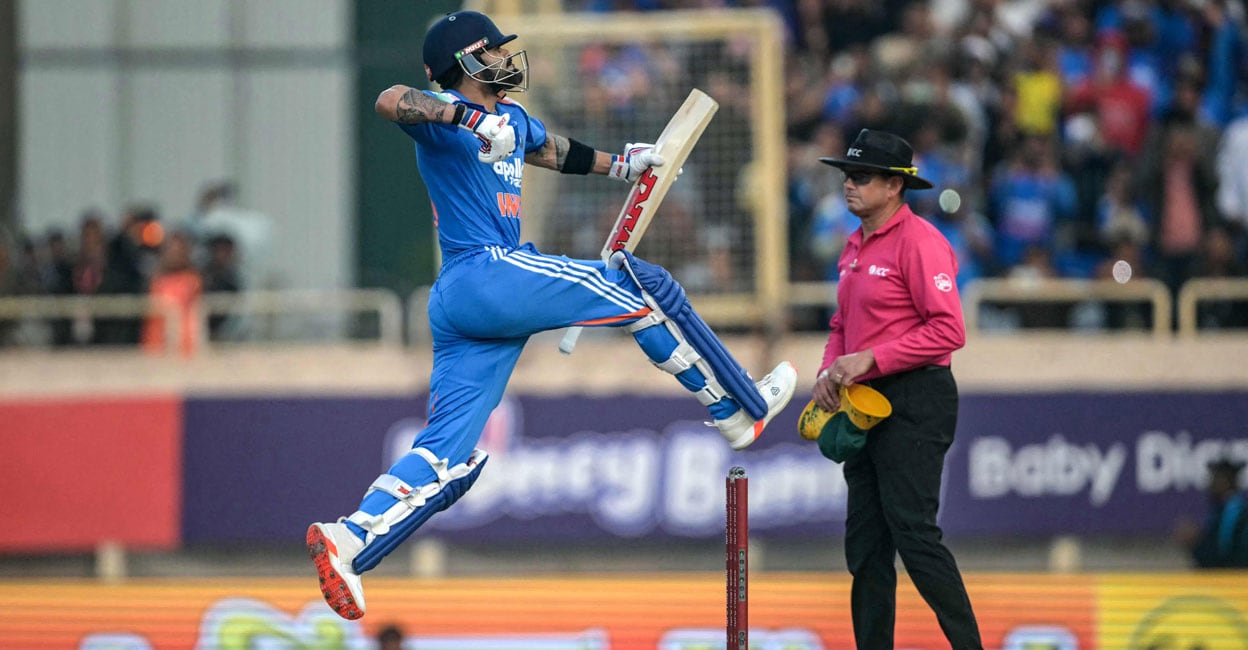 അയാൾ സെഞ്ചറികളുടെ ‘രാജാവ്’ ആണ്; കോലിക്ക് ഏകദിനത്തിൽ 52–ാം സെഞ്ചറി; സിക്സർ ഹിറ്റുകളിൽ ഇനി ‘ഹിറ്റ്മാൻ’ ഒന്നാമൻ