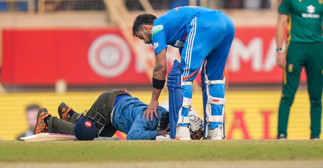 
ദക്ഷിണാഫ്രിക്കയ്ക്കെതിരായ ആദ്യ ഏകദിനത്തിൽ സെഞ്ചറി നേടിയ വിരാട് കോലിയുടെ കാലിൽ വീണു നമസ്കരിക്കുന്ന ആരാധകൻ 
(PTI Photo/Kamal Kishore)


