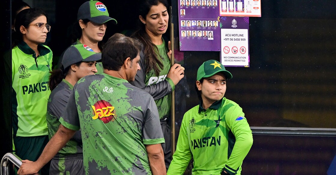 വനിതാ ഏകദിന ലോകകപ്പിൽ ശ്രീലങ്കയ്‌ക്കെതിരായ മത്സരം മഴ മൂലം മുടങ്ങിയപ്പോൾ നിരാശയോടെ പാക്കിസ്ഥാൻ ക്യാപ്റ്റൻ ഫാത്തിമ സനയും (മുന്നിൽ) മറ്റു താരങ്ങളും.  (Photo by Ishara S. KODIKARA / AFP)