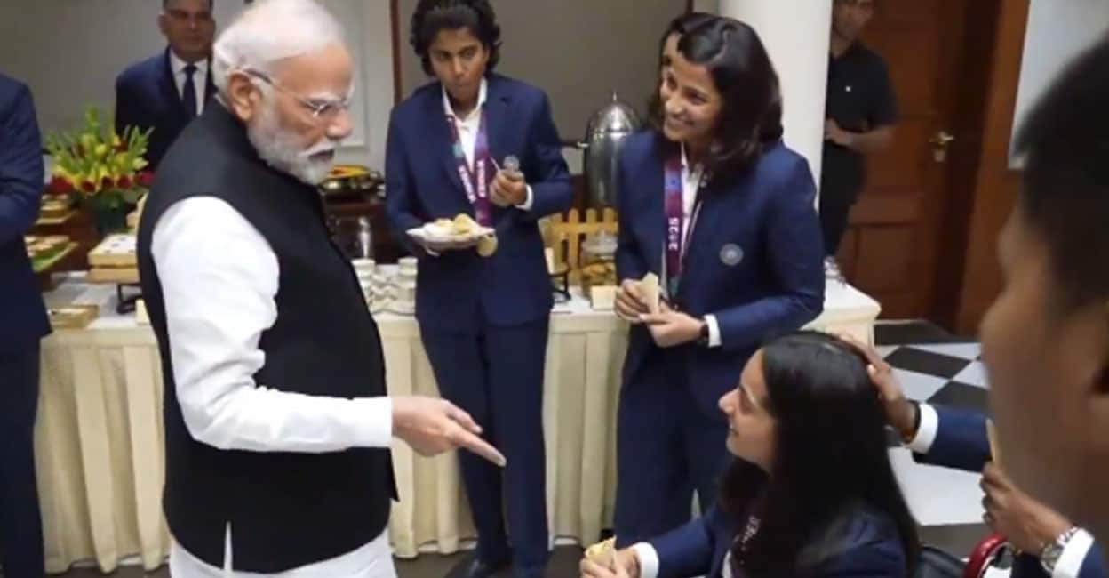 ‘കടം വാങ്ങിയ’ മെഡലുമായി ഫോട്ടോഷൂട്ട്, പരുക്കേറ്റ താരത്തിന് ഭക്ഷണം എടുത്തുനൽകി പ്രധാനമന്ത്രി മോദി– വിഡിയോ