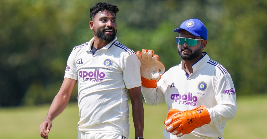  ദക്ഷിണാഫ്രിക്ക എയ്‌ക്കെതിരായ രണ്ടാം ടെസ്റ്റിനിടെ ഇന്ത്യൻ താരം മുഹമ്മദ് സിറാജും ക്യാപ്റ്റൻ ഋഷഭ് പന്തും. (PTI Photo/Shailendra Bhojak)