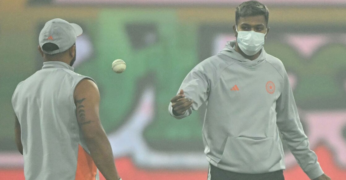 ഇന്ത്യ– ദക്ഷിണാഫ്രിക്ക നാലാം ട്വന്റി20 മത്സരത്തിനു മുന്നോടിയായുള്ള വാം അപ്പിനിടെ മാസ്ക് ധരിച്ചിരിക്കുന്ന ഇന്ത്യൻ താരം ഹാർദിക് പാണ്ഡ്യ. കടുത്ത മൂടൽമഞ്ഞിനെ തുടർന്നു മത്സരം ഉപേക്ഷിച്ചിരുന്നു. പിന്നാലെ ലക്നൗ സ്റ്റേഡിയത്തിലെ വായു ഗുണനിലവാര സൂചികയും ചർച്ചയായി. (Photo by Sajjad HUSSAIN / AFP) 



