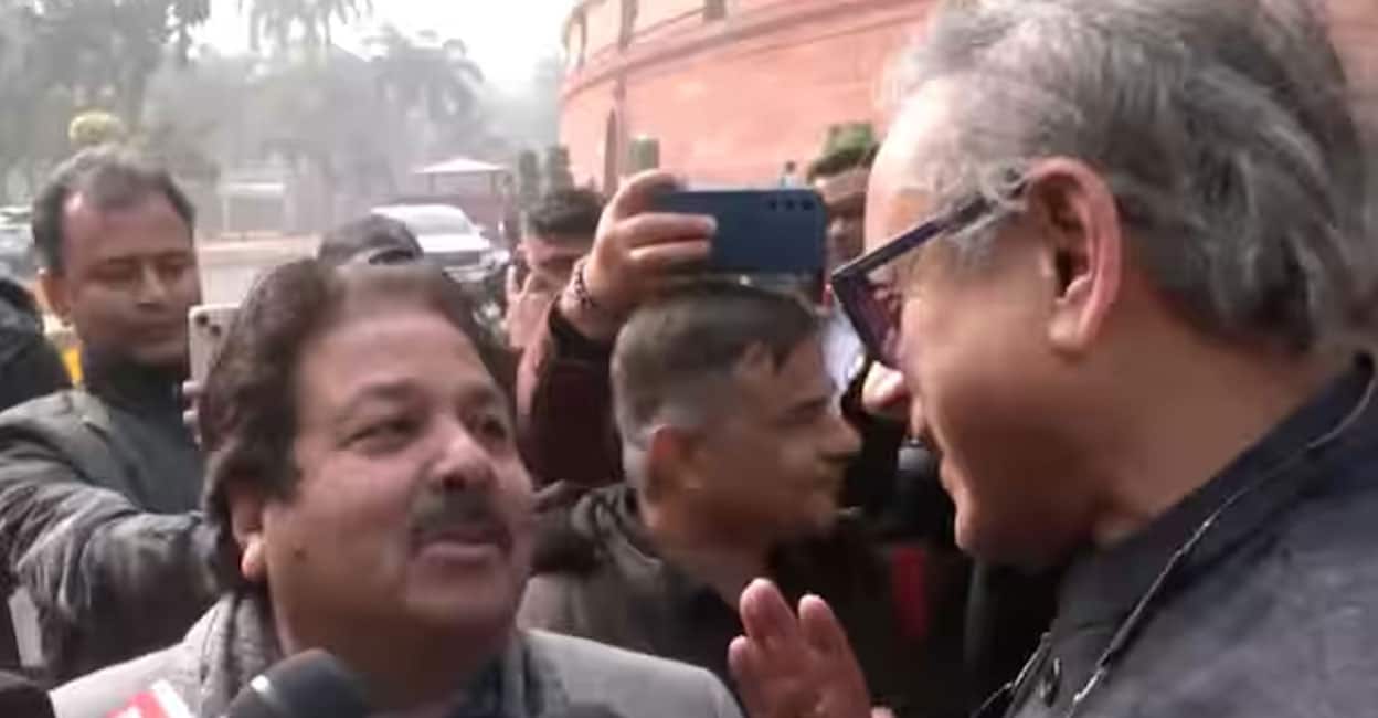 ‘കേരളത്തിലേക്ക് വരൂ’: പാർലമെന്റിന് മുന്നിൽ ശുക്ലയെ ‘വിളിച്ചുവരുത്തി’ തരൂർ; എല്ലാ മത്സരങ്ങളും നിങ്ങൾക്ക് തരാനാകില്ലെന്ന് ശുക്ല– വിഡിയോ