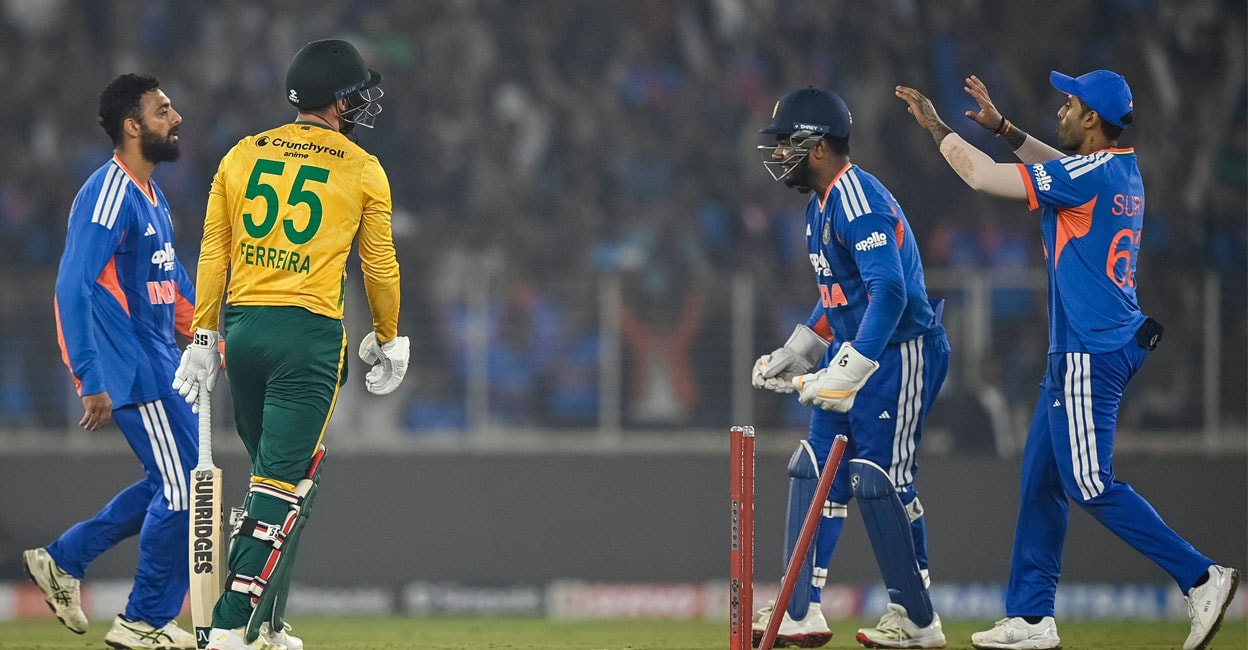 ‘വരുണാസ്ത്രം’ പ്രയോഗിച്ച് ഇന്ത്യ; ദക്ഷിണാഫ്രിക്കയെ 30 റൺസിന് വീഴ്ത്തി, വരുൺ ചക്രവർത്തിക്ക് 4 വിക്കറ്റ്; ഇന്ത്യയ്ക്ക് പരമ്പര