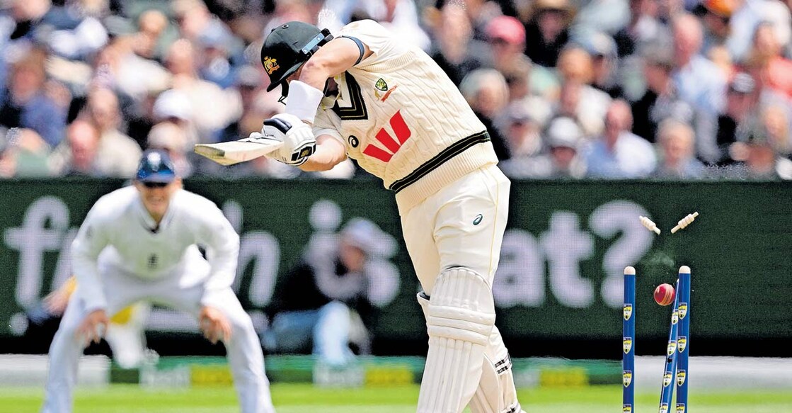 ഇംഗ്ലിഷ് പേസർ ജോഷ് ടങ്ങിന്റെ പന്തിൽ ക്ലീൻ ബോ‍ൾഡാകുന്ന ഓസീസ് ബാറ്റർ സ്റ്റീവ് സ്മിത്ത്.