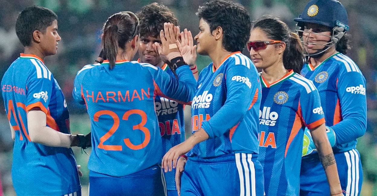 ബാറ്റിങ്ങിൽ സ്മൃതിയും ഷെഫാലിയും, ബോളിങ്ങിൽ വൈഷ്‌ണവിയും അരുന്ധതിയും; ലങ്കയുടെ ‘അതിമോഹം’ 30 റൺസകലെ അവസാനിപ്പിച്ച് ഇന്ത്യ
