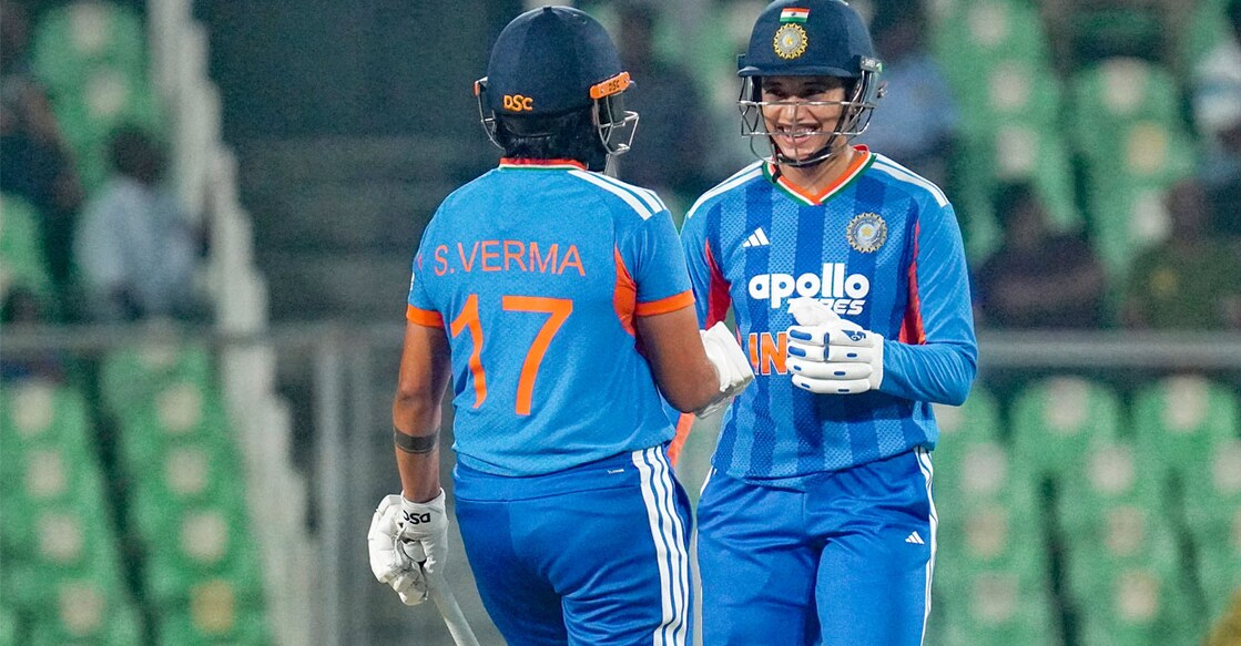      ശ്രീലങ്കയ്ക്കെതിരായ നാലാം ട്വന്റി20 മത്സരത്തിൽ ഇന്ത്യൻ ഓപ്പണർമാരായ ഷെഫാലി വർമയും സ്മൃതി മന്ഥനയും ബാറ്റിങ്ങിനിടെ.(PTI Photo) 
