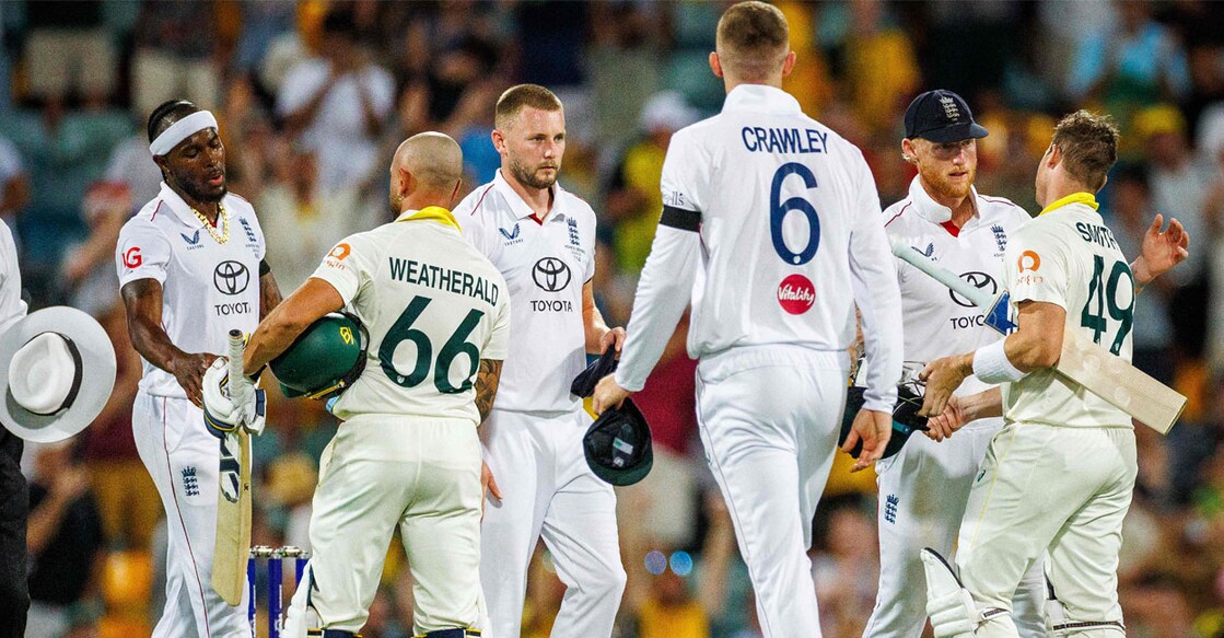രണ്ടാം ആഷസ് ടെസ്റ്റിനു ശേഷം പരസ്‍പരം കൈ കൊടുക്കുന്ന ഇംഗ്ലണ്ട് താരങ്ങളും ഓസീസ് താരങ്ങളും. മത്സരം ഓസ്ട്രേലിയ എട്ടു വിക്കറ്റിന്  വിജയിച്ചു. (Photo by Patrick HAMILTON / AFP) 