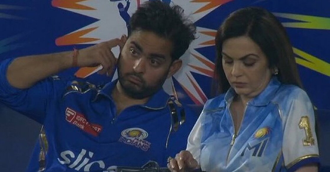 മഴമൂലം മത്സരം തുടങ്ങാൻ വൈകിയപ്പോൾ ആകാശ് അംബാനിയും നിത അംബാനിയും ആശങ്കയോടെ സ്റ്റേഡിയത്തിൽ (എക്സിൽ നിന്നള്ള ദൃശ്യം)