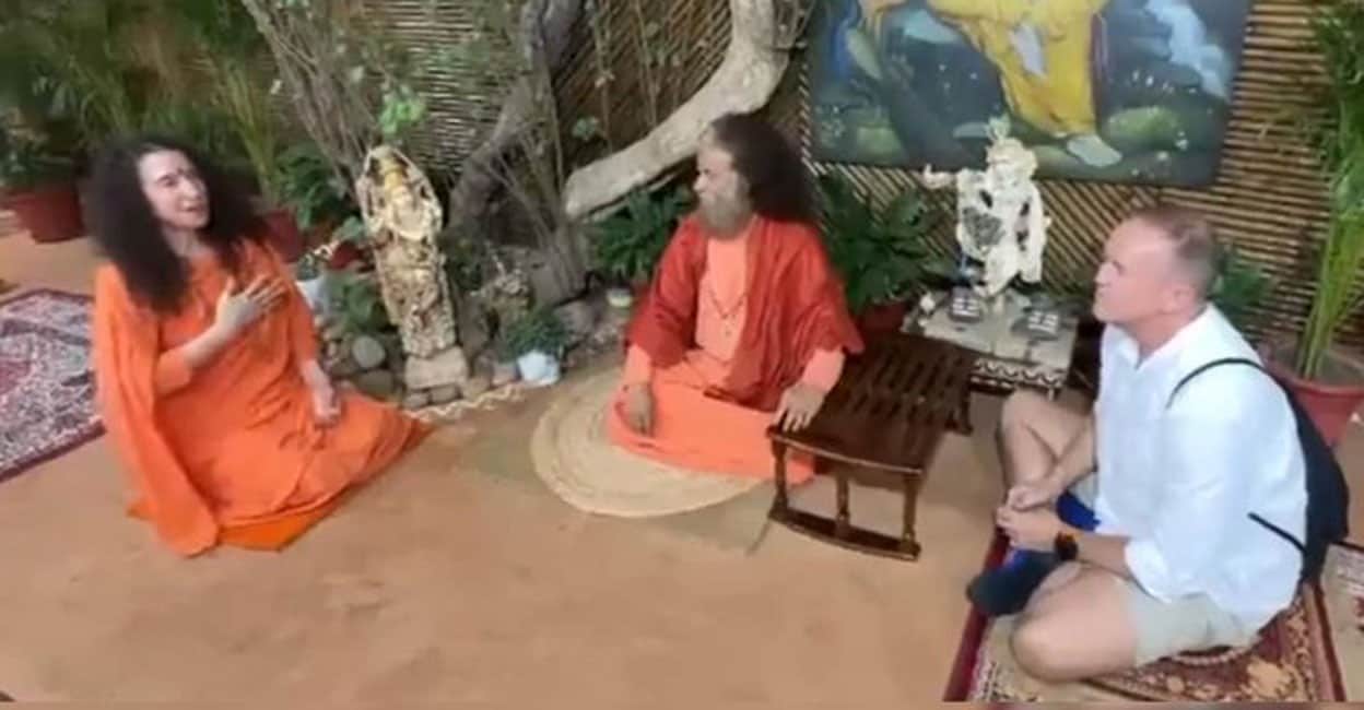 കോലിക്കു പിന്നാലെ ആർസിബി പരിശീലകനും ആത്മീയ വഴിയിൽ; ഋഷികേശ് സന്ദർശിച്ച് ആൻഡി ഫ്ലവർ