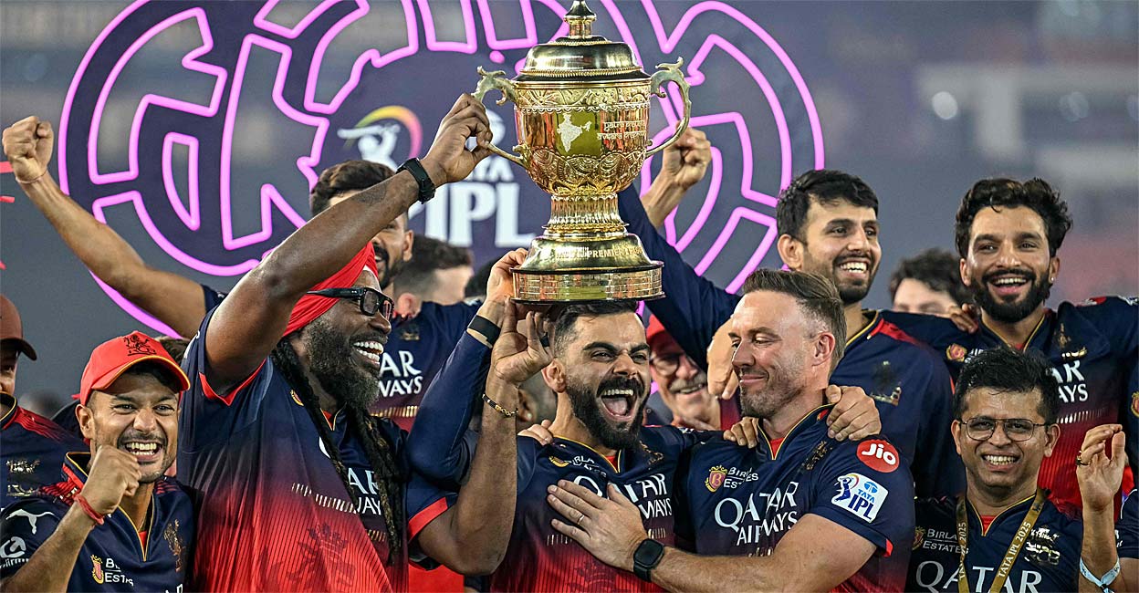 ‘ഞങ്ങൾ ഒരുമിച്ച് പലവട്ടം ശ്രമിച്ചു, കയ്യകലത്താണ് കപ്പ് നഷ്ടമായത്’: കിരീടവിജയത്തിൽ പ്രിയപ്പെട്ടവരെ മറക്കാതെ കോലി, ആർസിബി– വിഡിയോ